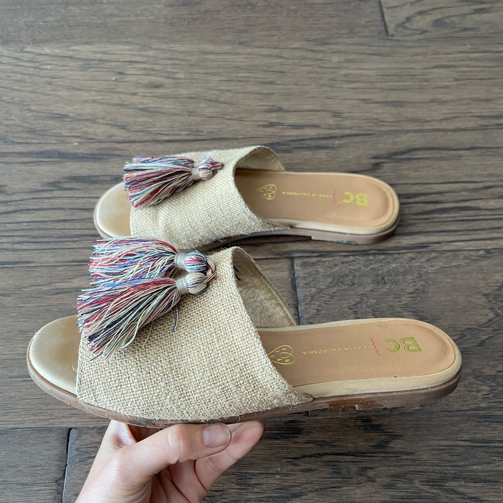 BC Footwear Women’s Burlap Tassel Slide Sandal. Size 7